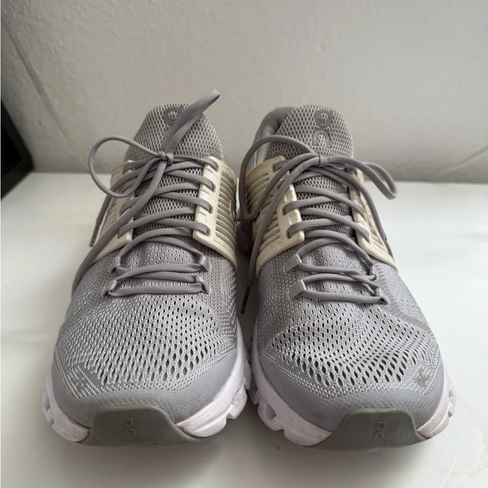 On Running women size 10
Gray Athletic Shoes - Picture 3 of 9